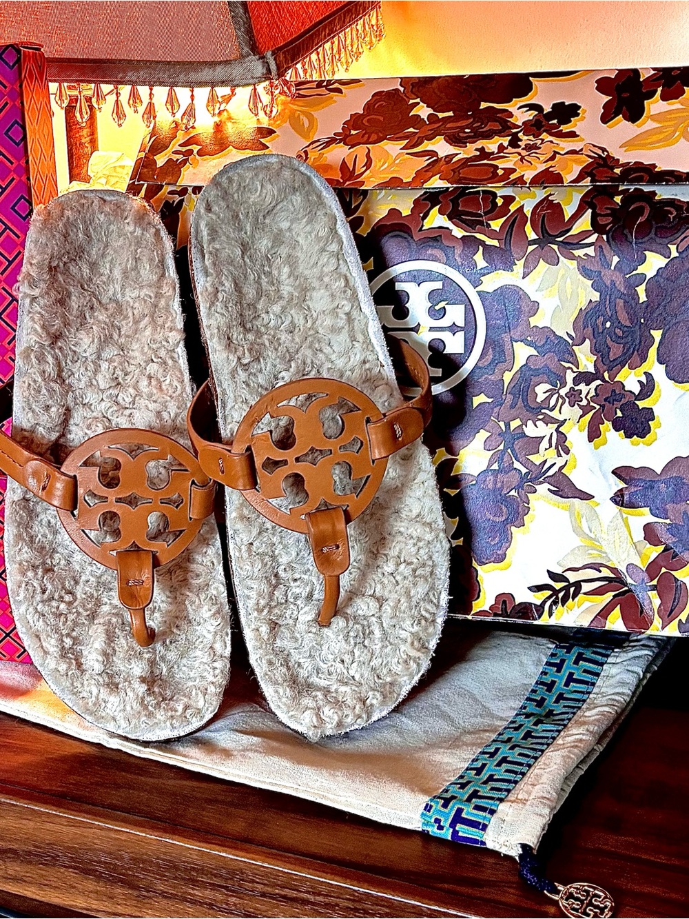 Gorgeous New in Box Tory Burch Women's Miller Cloud Shearling Thong Sandals Sz 8